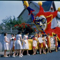 Pr�paration du char "Poker Joker" lors du d�fil� fleuri de 1956 sur le th�me "Les jeux de soci�t�" (3Fi256)